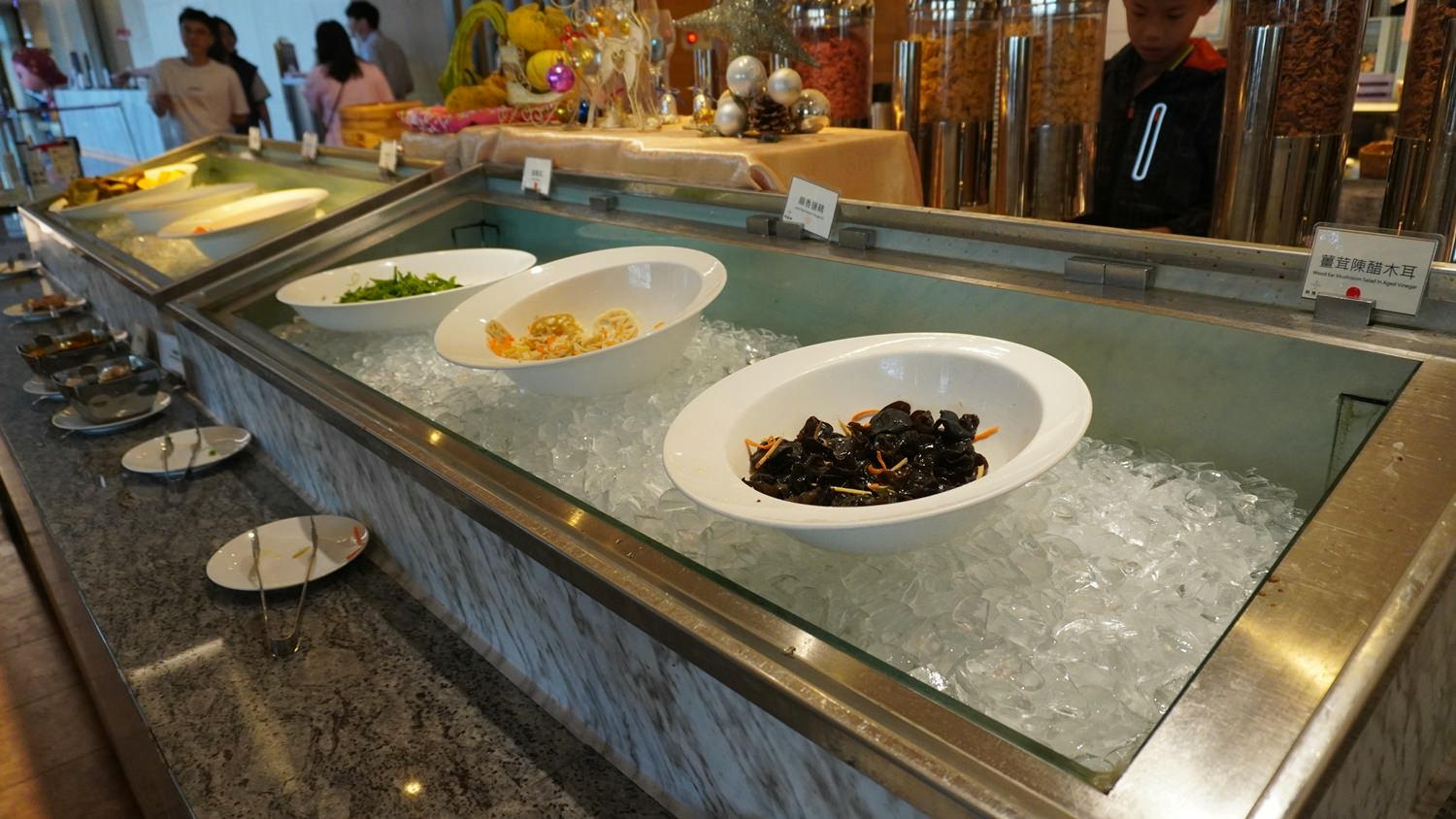 苗栗親子住宿｜尚順君樂飯店｜遊樂園、購物中心、美食吃喝玩樂一次滿足~住這根本不用想行程~尚順育樂世界大人小孩都玩瘋!!