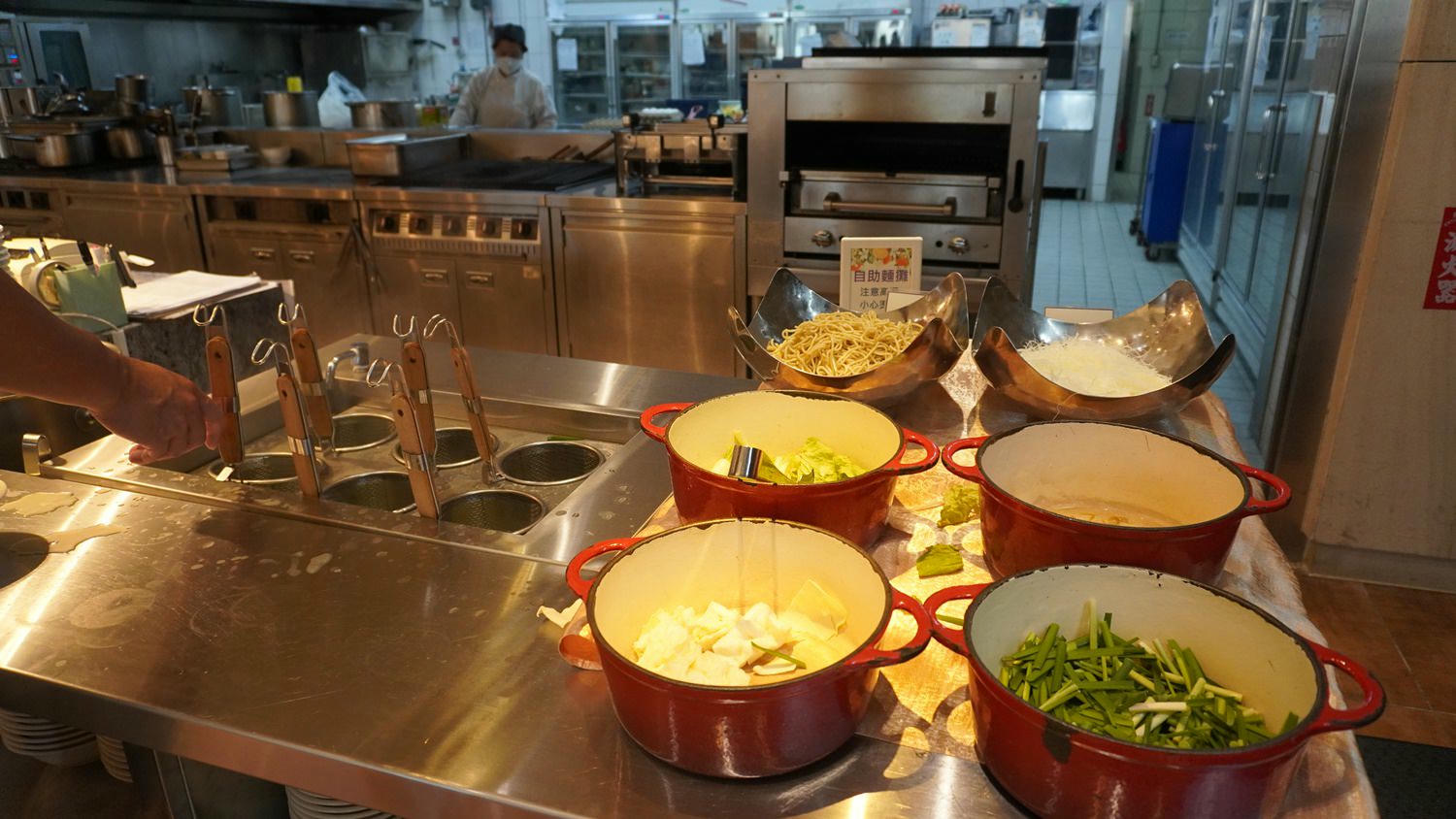 苗栗親子住宿｜尚順君樂飯店｜遊樂園、購物中心、美食吃喝玩樂一次滿足~住這根本不用想行程~尚順育樂世界大人小孩都玩瘋!!