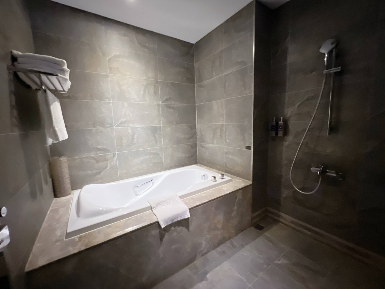 【苗栗】馥藝金鬱金香酒店|親子友善設施超豐富!泳池、SPA、遊戲室一次滿足 - 第17張圖 苗栗鬱金香酒店評價