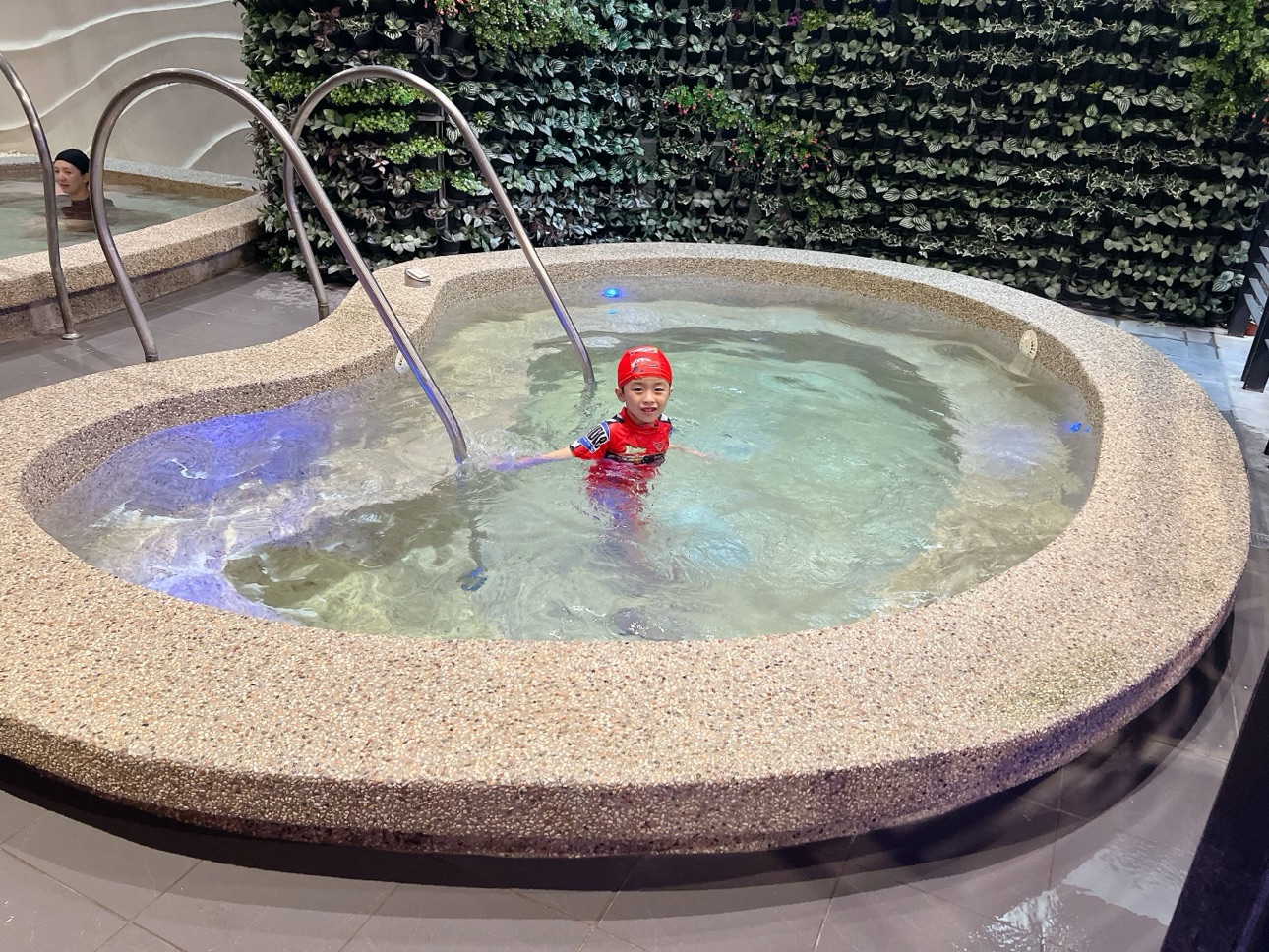 【苗栗】馥藝金鬱金香酒店|親子友善設施超豐富!泳池、SPA、遊戲室一次滿足 - 第27張圖 苗栗鬱金香酒店評價